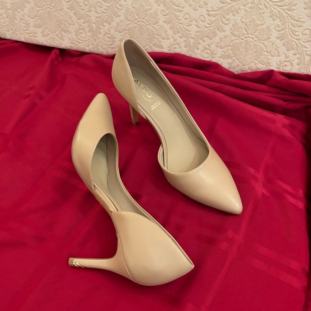 Aldo womens nude genuine leather pointed toe pumps with gold accents